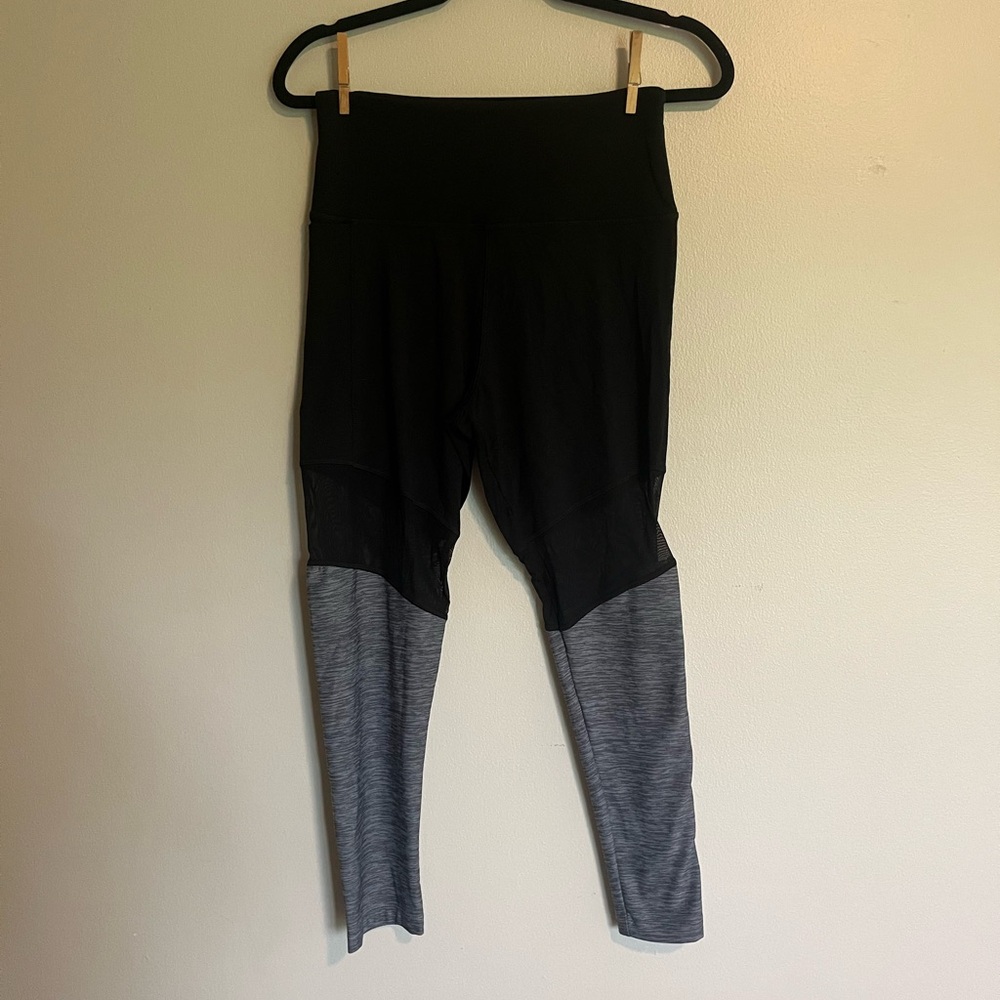 Victoria’s Secret pink black workout leggings size medium pockets mesh